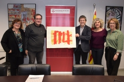 La família de l'artista (a l'esquerra) amb l'alcalde i representants municipals.