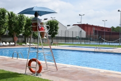 Socorristes a les piscines d'estiu de Montornès.