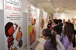 Visites escolars a l'exposició "Cuida't les dents" a Can Saurina.