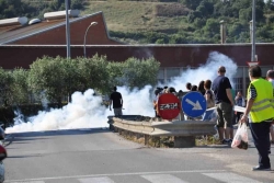 Una traca anuncia la trobada dels dos caps. La cadena està completa.