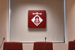 L'escut institucional a la Sala d'Actes de l'Ajuntament.