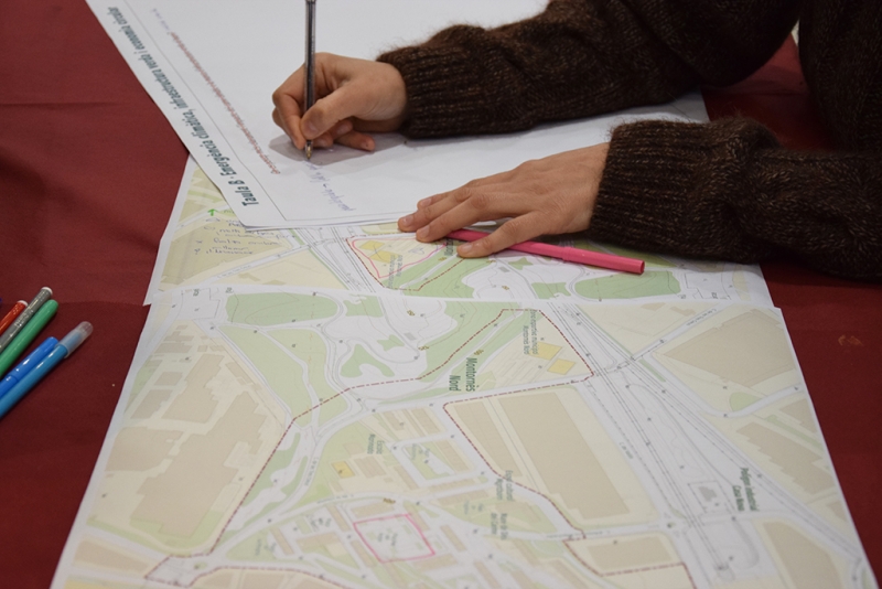 Detall d'una de les taules de debat del taller participatiu del Pla de Barris a l'Espai Cultural Montbarri.