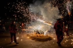 18/02/2026 -  El Ball de Diables i Drac de Montornès crema el rei.