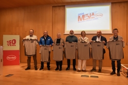 Foto de família amb representants de les quatre poblacions, de la Federació Catalana d'Atletisme, del Club Atletisme Montornès i de Henkel Ibérica.