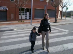 La Lourdes Morales ensenya al seu fill a creuar el carrer pel pas de vianants