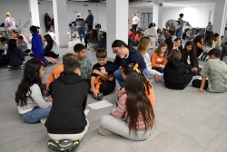 Els i les infants, per grups, han intercanviat idees per al mercat del 5 de juny.