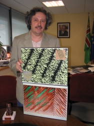 Jordi Cerdà amb l'obra cedida al municipi