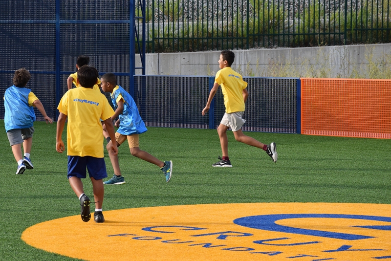 Jocs al Cruyff Court de Montornès Nord.