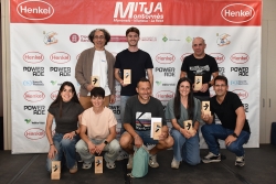 Foto de grup amb esportistes guanyadors/es i representants d'entitats, municipis i empreses.