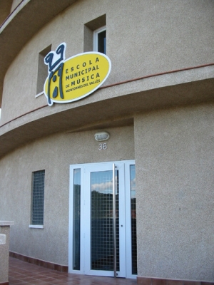 L'Escola Municipal de Música, l'Escola de Dansa i l'Aula de Teatre tenen la seu al carrer de Can Parera