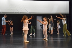 Tallers de dansa en família al Teatre Margarida Xirgu.