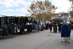 Mercat setmanal a la plaça de Pau Picasso.