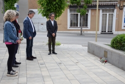 Ofrena floral a les plaques Stolpersteine.