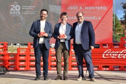 Els alcaldes de Martorelles i Montornès, Marc Candela i José A. Montero, amb el director de la planta de Coca-Cola a Can Fenosa, Manel Mogollón.