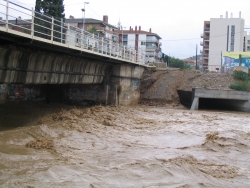 Riu Mogent al pas pel pont de l'avinguda de la Llibertat