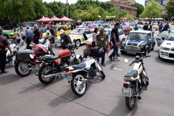 Més de 80 cotxes i motos han participat en la 2a Trobada de Clàssics dels +30 Kosmos.
