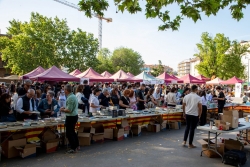 Ambient de Sant Jordi a la plaça de Pau Picasso.