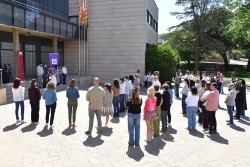 Minut de silenci al davant de l'Ajuntament.