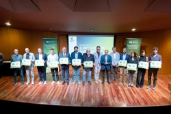 Representants dels ajuntaments de 5.001 a 20.000 habitants amb el Reconeixement Administració Oberta 2025. Foto: AOC.