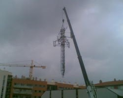Treballs de desmantellament de l'antena, a l'avinguda de la Llibertat