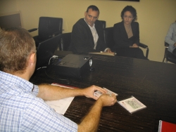 Lliurament de l'inventari per part de la Diputació (al fons, l'alcalde Daniel Cortés i la Secretària accidental de la corporació, Júlia Cid) 