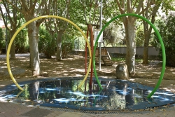 La zona de jocs d'aigua de la plaça de Pau Picasso.