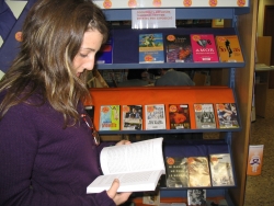 Expositor de la Biblioteca amb material específic relacionat amb les dones i la violència domèstica