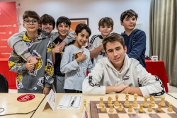 Alex Villa amb alumnes de l'escola del Club d'Escacs Montornès. (Arxiu Club d'Escacs Montornès)