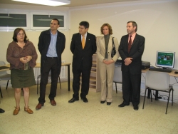 D'esquerra a dreta, la tècnica de Cultura de l'Ajuntament, Rosa Cortés, l'alcalde, Daniel Cortés, el director gral. de Caixa Manlleu, Dídac Herrero, la directora de l'oficina de Montornès, Cristina Garcia, i el director. cial. de l'entitat, Jordi Lanao