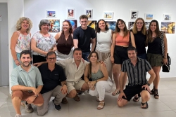La regidora de Cultura i Festes, Mercè Jiménez (a dalt a l'esquerra), amb els fotògrafs i les fotògrafes participants. 