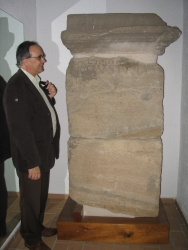 El doctor Josep Guitart al costat del Terminus Augustalis