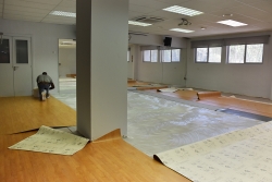 Substitució del paviment a la sala polivalent de la planta baixa.