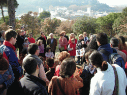 Moment de la visita guiada al jaciment arqueològic de Can Tacó - turó d'en Roïna
