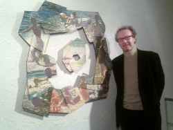 Lars Physant, al costat d'una de les seves obres, a la Galeria Municipal de Can Xerracan