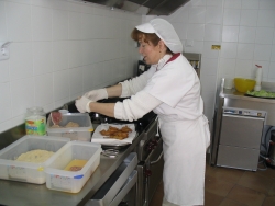 Preparació del dinar dels alumnes de l'escola bressol municipal "El Lledoner"