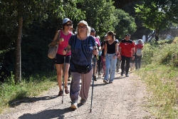 Participants de la caminada "Salut, pas a pas" a la Font de Santa Caterina.