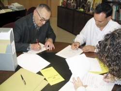 Acte de signatura del conveni que ha formalitzat la donació