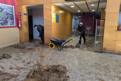 Neteges al vestíbul del CEM Les vernedes