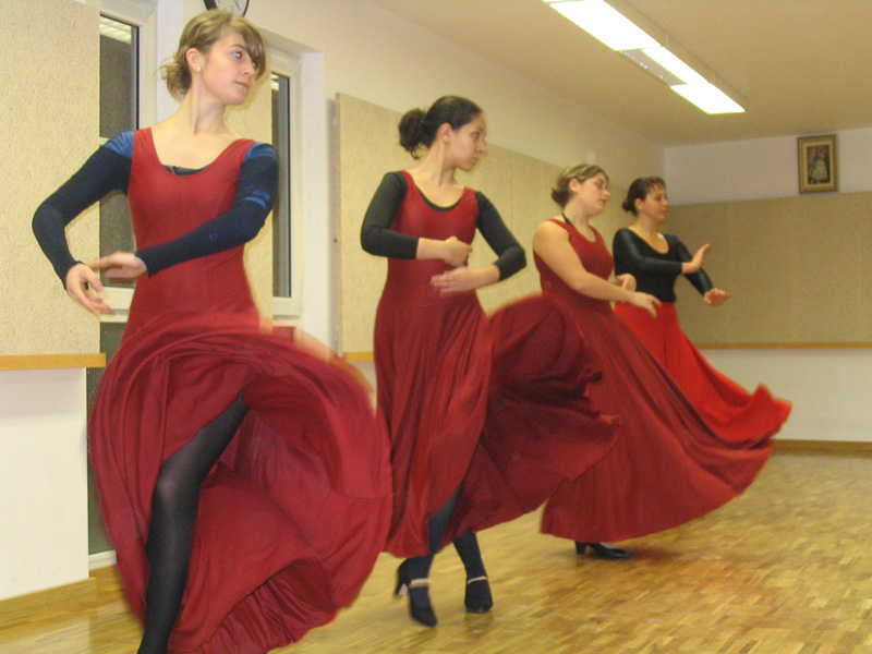 Actuació d'alumnes de l'Escola de Dansa