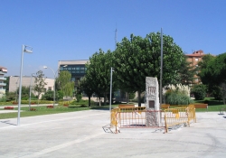 Ubicació del monòlit de l'Onze de Setembre als jardin de l'Ajuntament