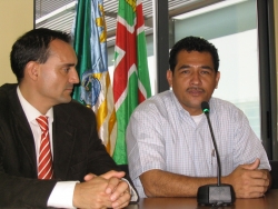 Visita a Montornès de l'alcalde de Villanueva, Mariano Aguilera, l'any 2005. A l'esquerra, l'alcalde de Montornès, Daniel Cortés.