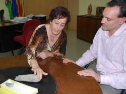 Joana Blanco amb l'alcalde, Daniel Cortés, durant l'acte de donació