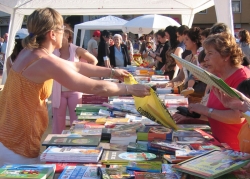 Parades de llibres a la plaça de Pau Picasso