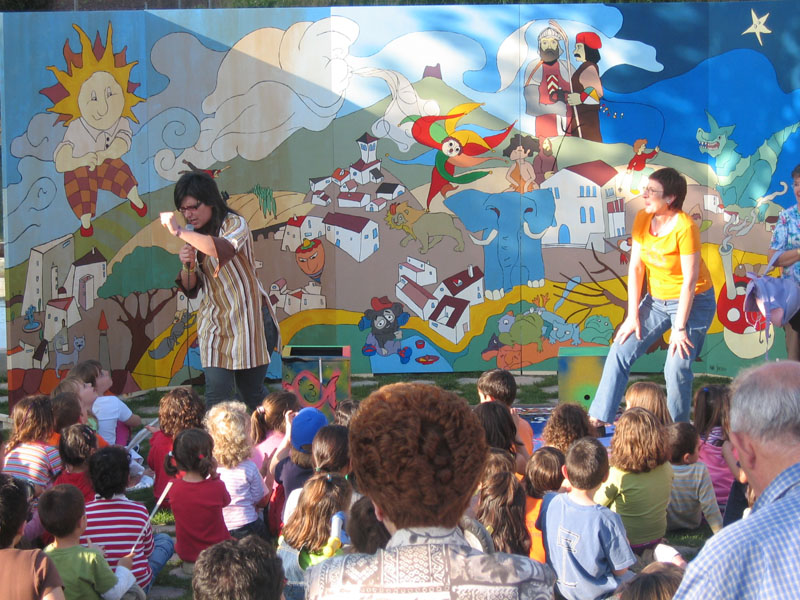 Marató de contes, a la plaça de Pau Picasso
