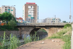 Pont sobre la línia del tren de Barcelona a Portbou (Montmeló)