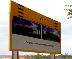 Cartell del projecte als terrenys on s'ubicarà el centre