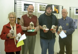 D'esquerra a dreta, Encarna Frutos, que ha recollit els premis atorgats a Margarida Allberich; i els premiats Miquel Viñas, Albert Granés i Albert Viñas