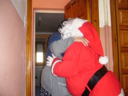 Com cada any, el Pare Noel ha visitat a casa les persones grans amb problemes de mobilitat