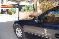 Un dels vehicles que presten el servei d'autotaxi a la parada de la rambla de Sant Sadurní