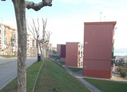 Desnivell entre la plaça del Primer de Maig i el carrer del 9 d'abril